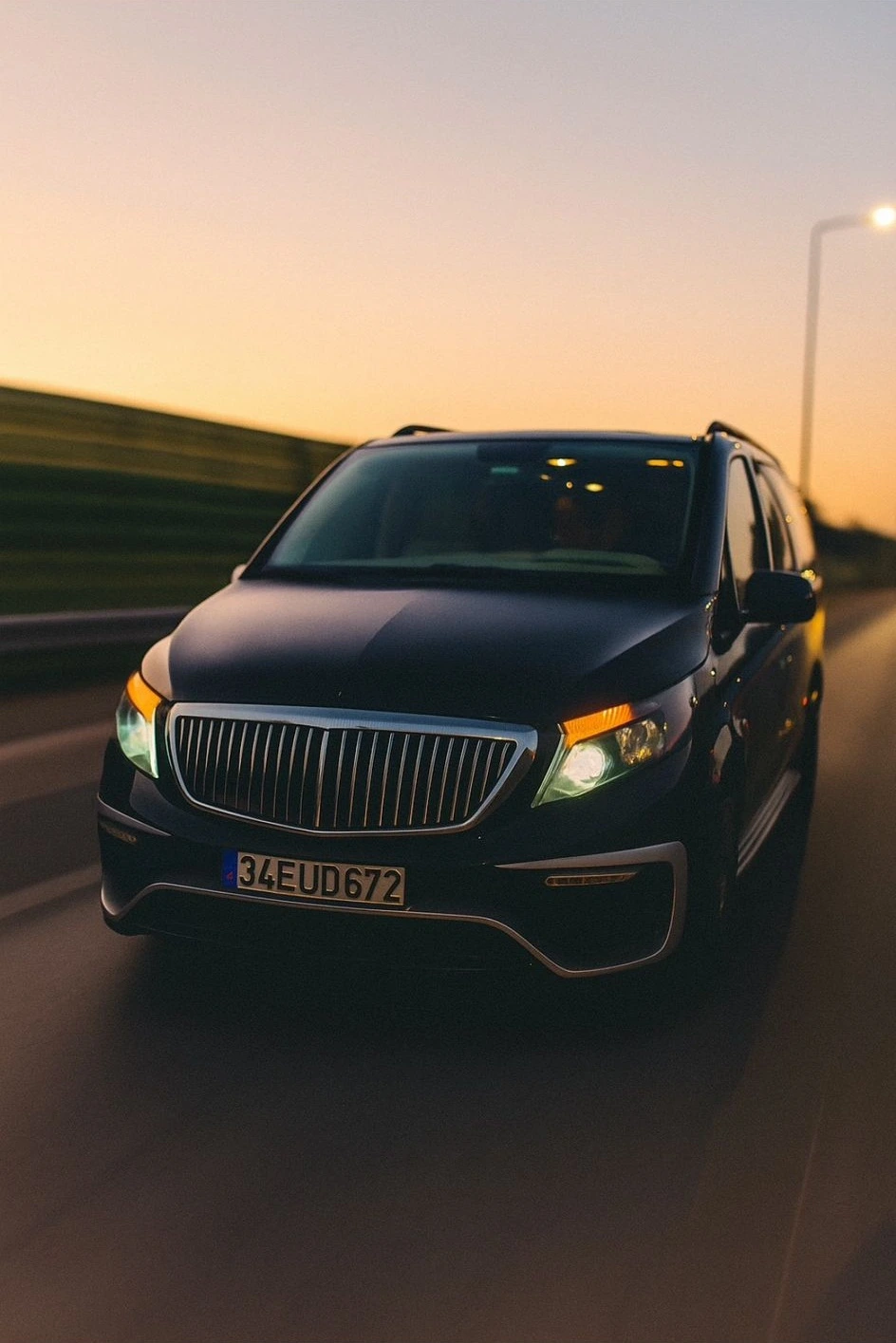 Mercedes Vito havalimanı transfer aracı yan görünüm - VIP şoförlü