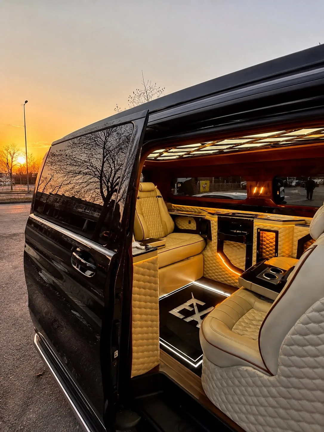 Mercedes Vito VIP transfer — yan kapı açık, gün batımında aydınlatmalı VIP kabin