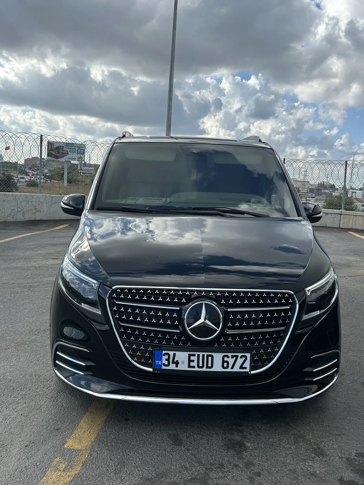 Mercedes Vito VIP transfer aracı ön cephe yakın çekim — elmas desenli panjur